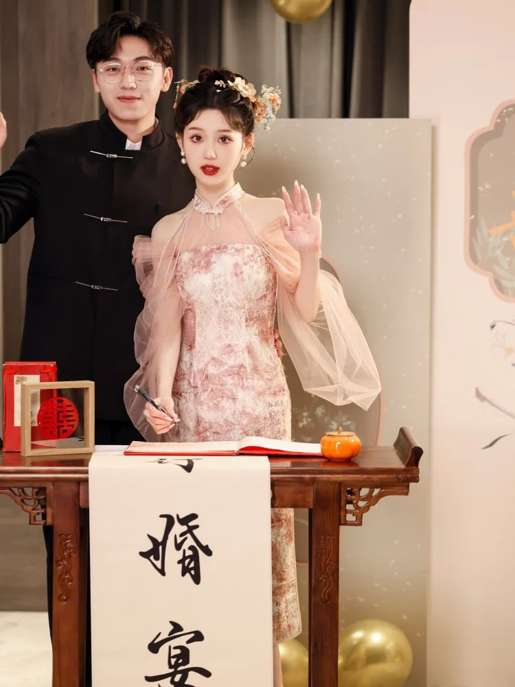 A new style of Chinese-style dress featuring pink halter cheongsam for toasting