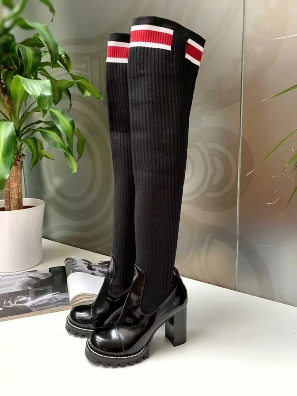 Diseño deportivo y elegante Botas hasta el muslo de punto acanalado negro Punta de charol Tacón grueso Rayas rojas y blancas Estilo casual Cool Daily