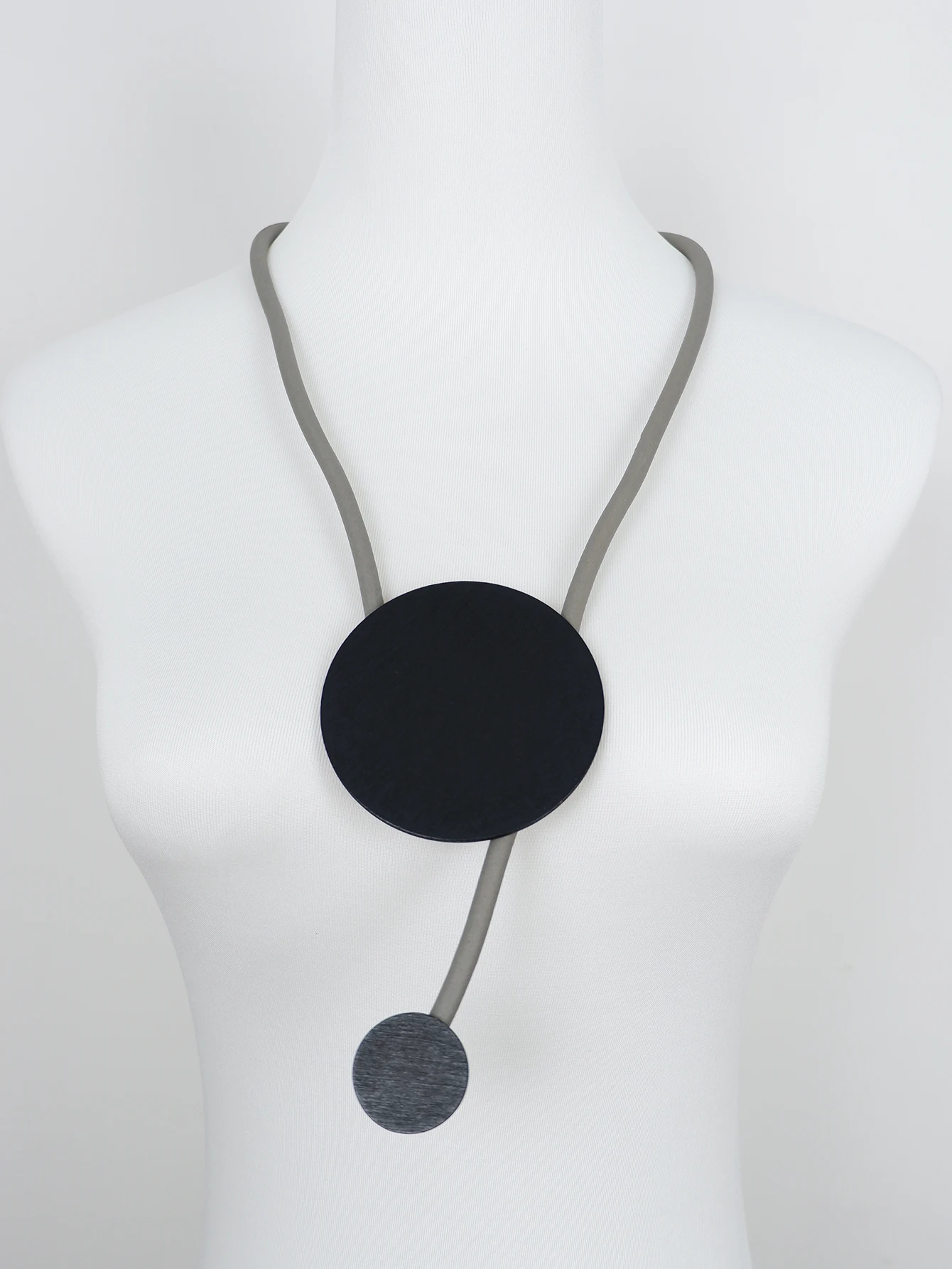 UKEBAY Minimalistische Halskette mit Kreisanhänger aus Gummi, moderne, minimalistische, leichte Mode-Schmuck-Halskette, Festival-Geschenk, Halskette für den täglichen Gebrauch – Detail 9