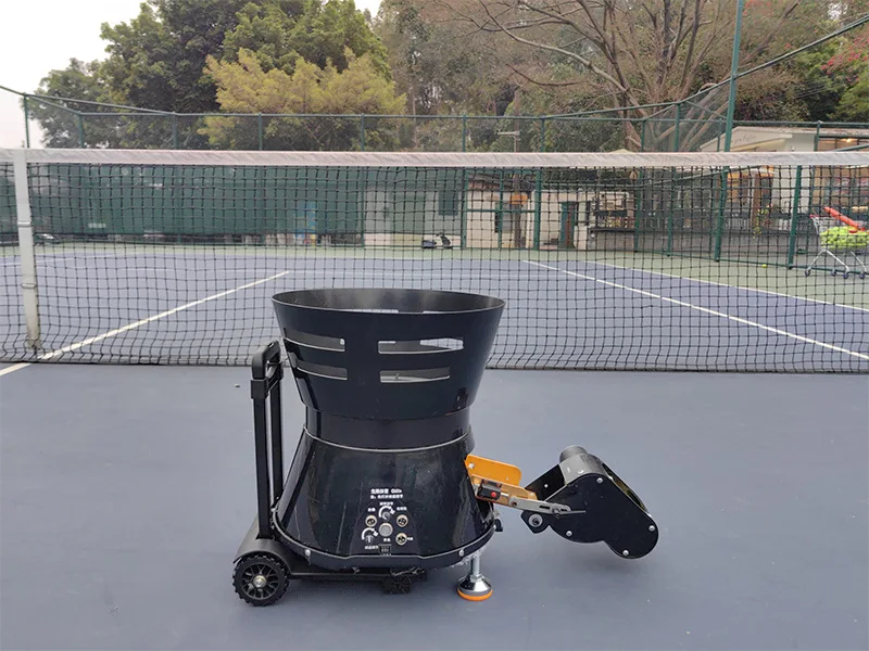 Nuova macchina per servire il tennis Pratica della palla da lancio a mano Versione domestica mini macchina per servire automatica da tennis Dispositivo per sparring da allenamento