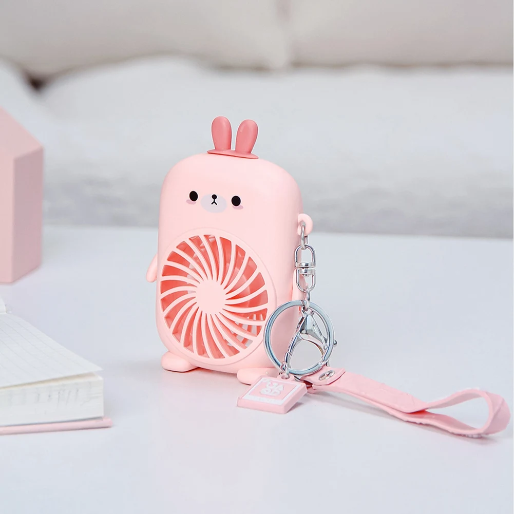 พัดลมขนาดเล็กสำหรับนักเรียน USB สำหรับฤดูร้อนพัดลมแบบพกพาขนาดเล็กชาร์จเชือกพวงกุญแจพัดลมการ์ตูนน่ารักพกพาได้สีเบจ