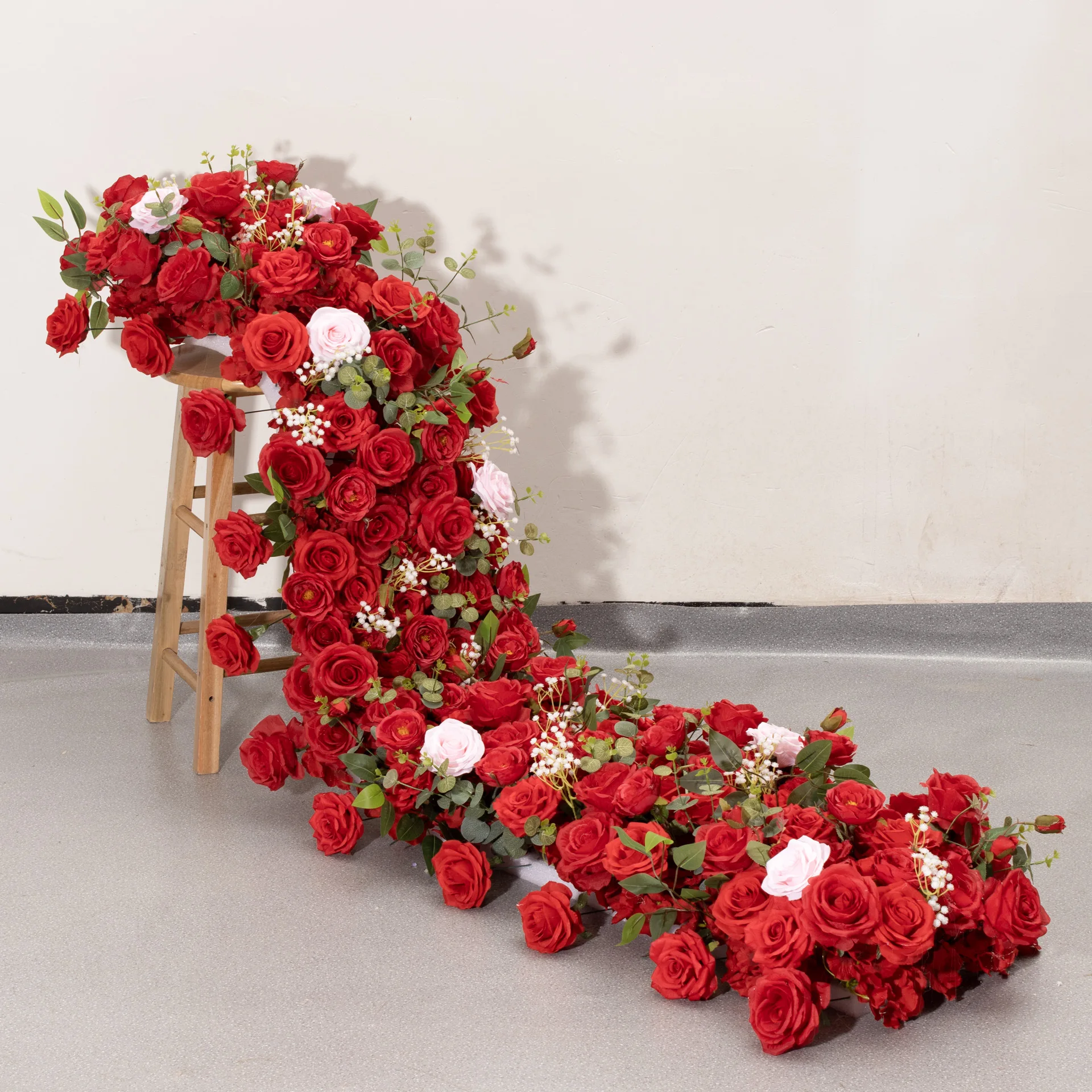 Rote Rosen Künstliche Blumenreihe Sofa-Läufer Luxuriöse Hochzeitskulisse Arrangement Eukalyptus-Grün Event Party Fotobox Deko – Detail 6
