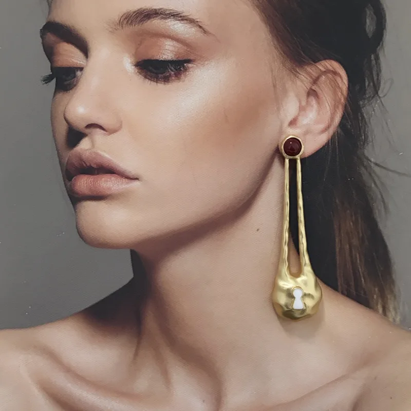 French Retro Design Abstract Hollowed Out Waterdrop Enamel Keyhole Earrings Simple Luxurious High Women Ear Ornaments