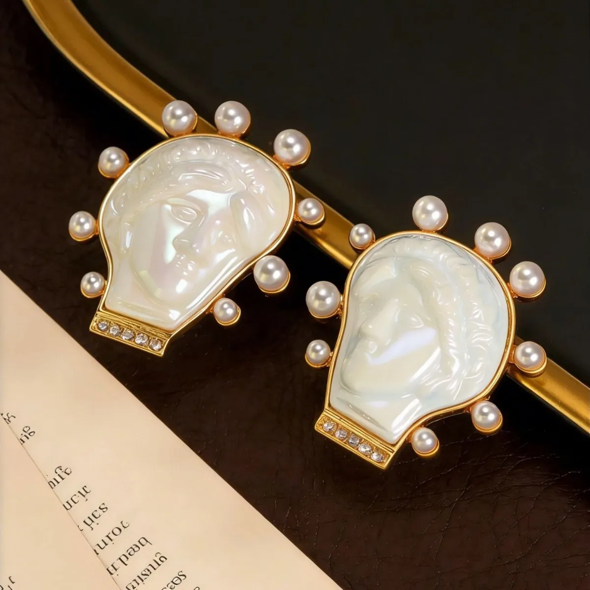 

Medieval Bulb Shape Earrings for Women Vintage Pearl Portrait Design Elegant Dangle Earring Retro Fashion Jewelry Gifts