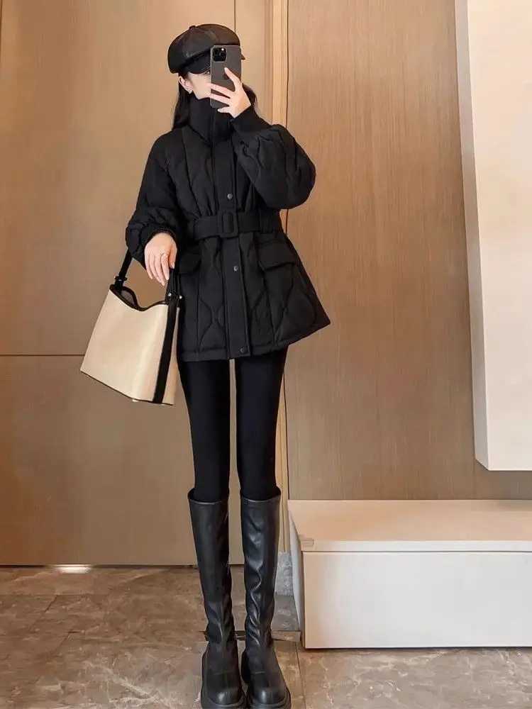 เสื้อแจ็คเก็ตผู้หญิงแบบหนาบุผ้าฝ้ายผสมขนเป็ดสำหรับฤดูหนาวปี 2025 ทรงเข้ารูปเอวสูง ดีไซน์หรูหรา อุ่นสบาย แฟชั่นเสื้อคลุม