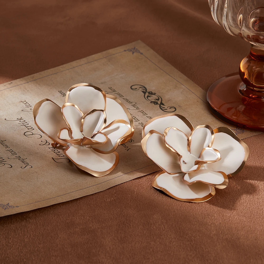 

Ladies' Irregular White Flower Earrings Made Of Zinc Alloy Material Fresh And Sweet Earrings Woman