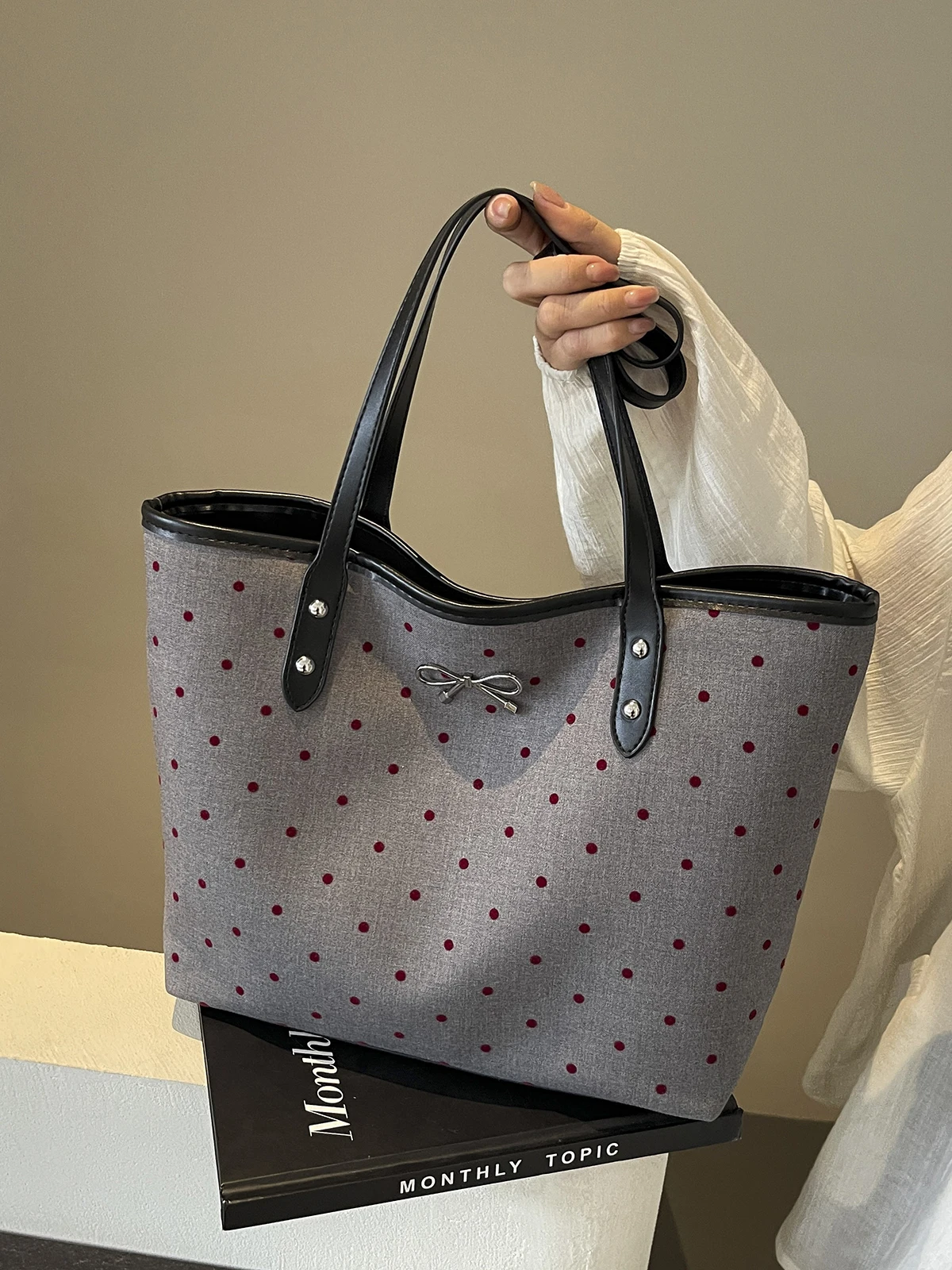 Leisure large-capacity bag female 2024 new popular wave-point shoulder bag fashion work portable tote bag