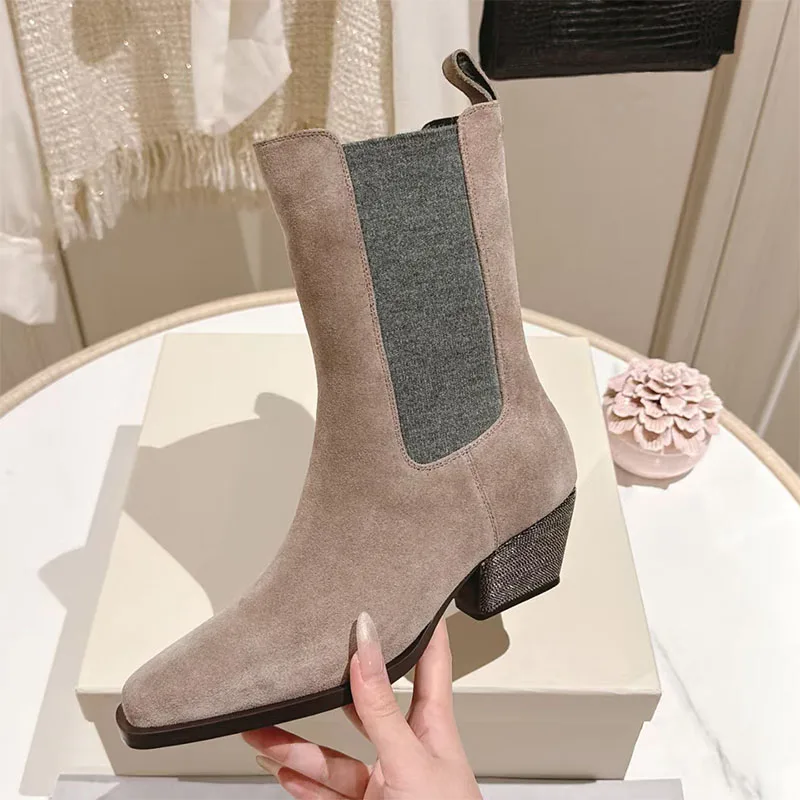 

Замшевые кожаные короткие сапоги, женские туфли на квадратном каблуке с цепочкой и бусинами, подиумные туфли, женские сапоги до середины икры на высоком каблуке с квадратным носком