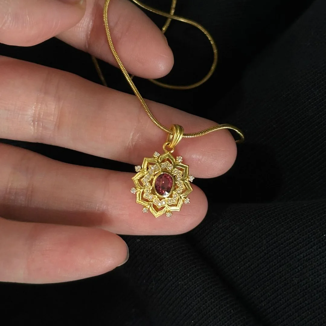Retro court style gemstone snowflake necklace women's light luxury design diamond inlaid pendant collar chain banquet jewelry