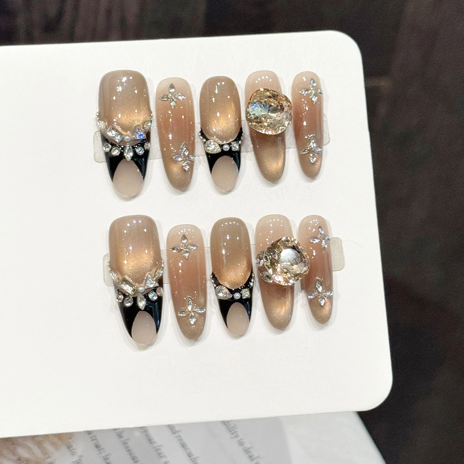 10 Stück handgemachte charmante Nägel zum Aufdrücken, Kristall-Diamant-Krone, französische künstliche Nägel, Dekor, tragbar, Katzenaugen, brauner Farbverlauf, falscher Nagel
