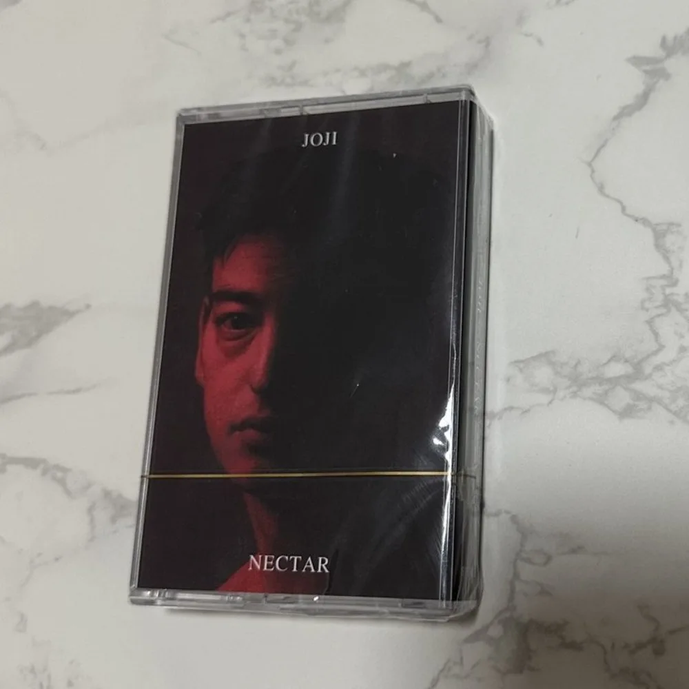 

Абсолютно новый запечатанный альбом на кассете: современный R&B и альтернативная музыка с буклетом текстов песен, винтажный аудио-коллекционный предмет