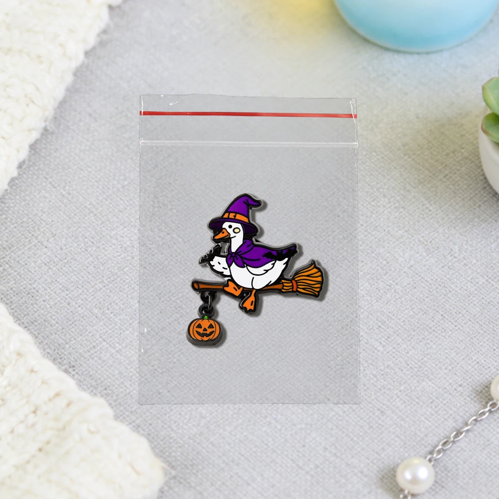 Lila Zaubererhut Umhang Hexe Gans Emaille-Pin Magische Ente Fledermaus Brosche Kürbis-Anhänger Halloween-Geschenk Abzeichen Accessoire – Detail 9