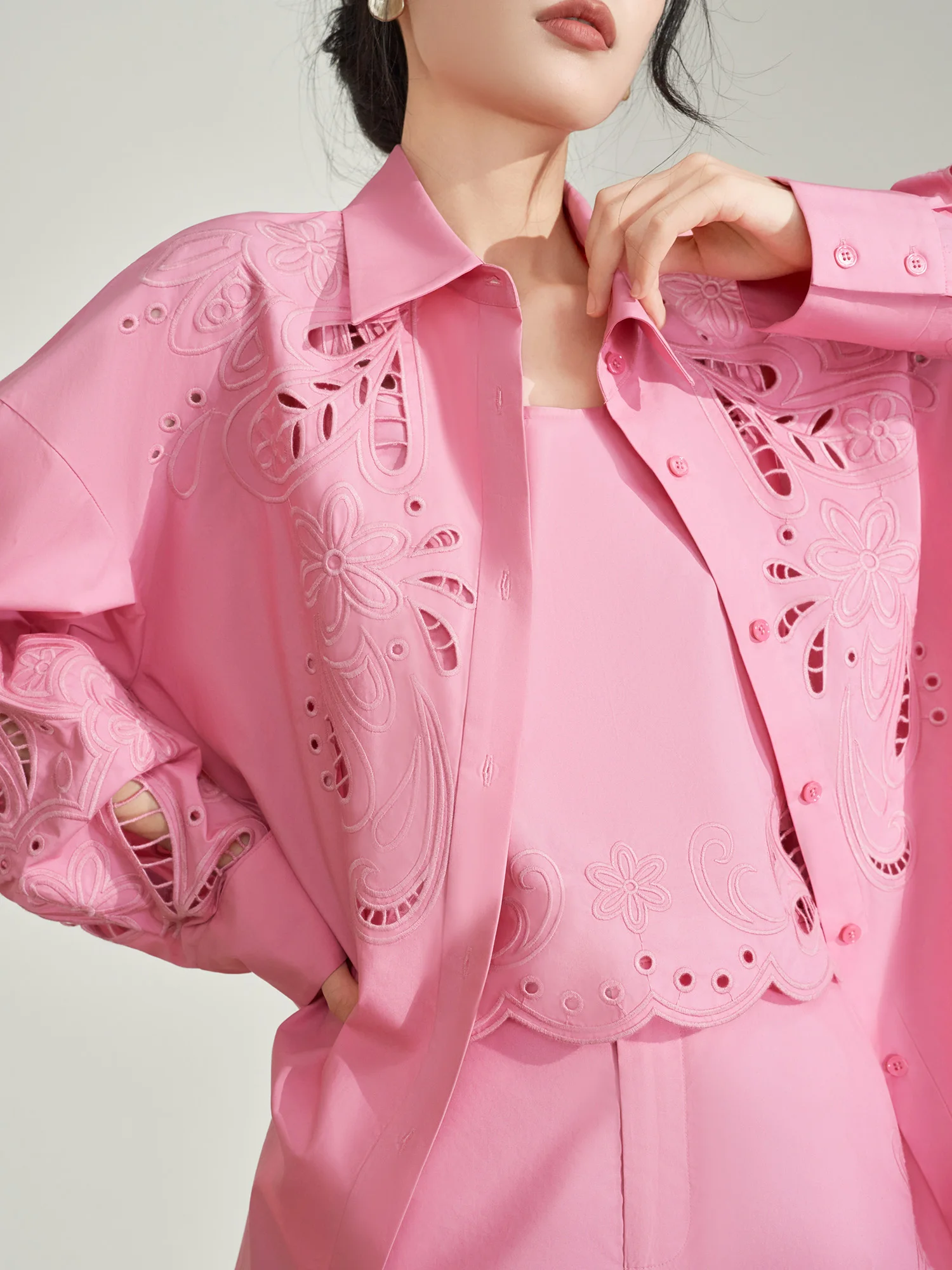 

Розовый комплект из трех предметов: рубашка с вышитым воротником, шорты на бретелях, летняя модная женская одежда в элегантном стиле Flowing Era