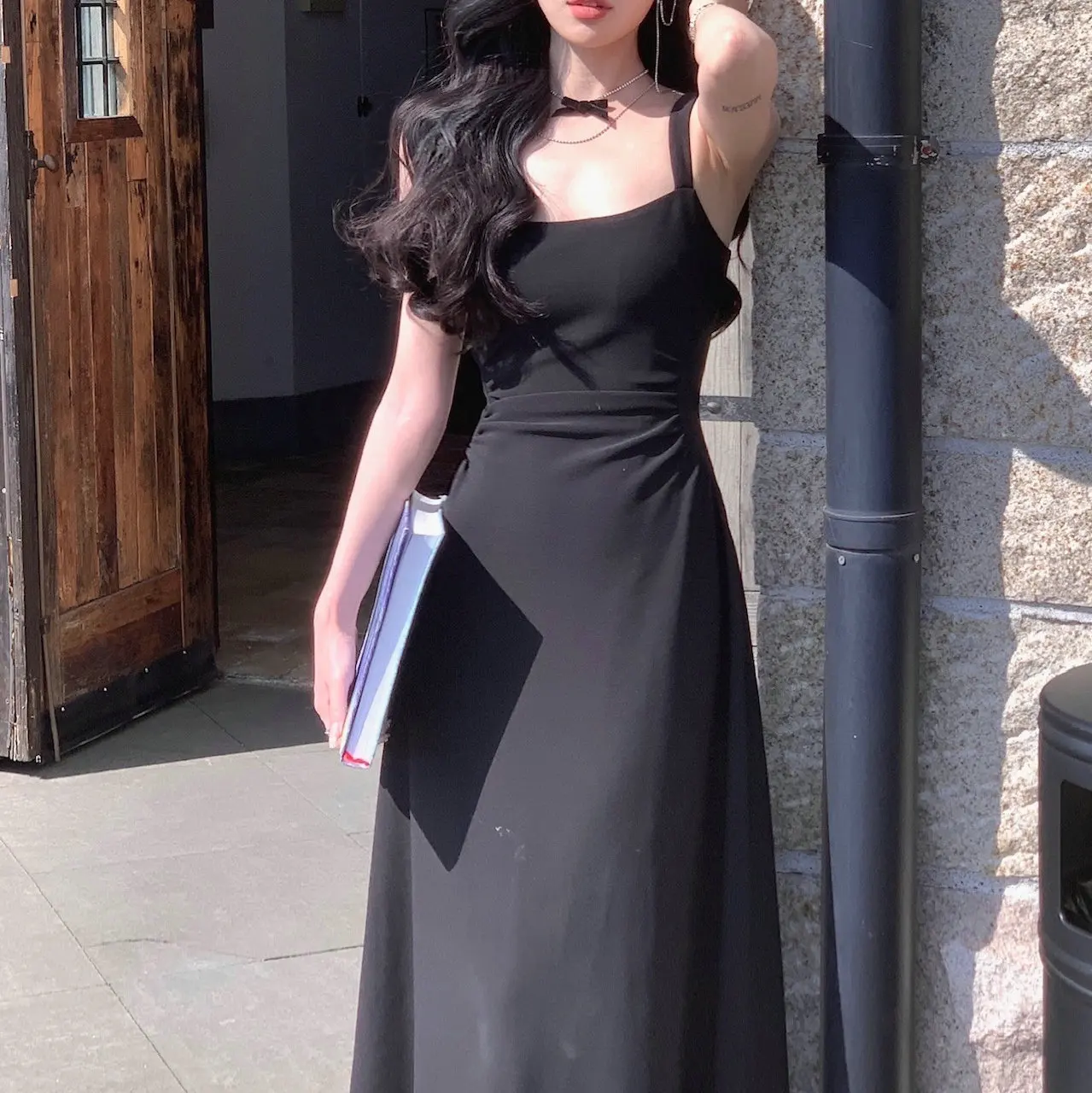 2025 Nieuwe zomerjurk voor dames met witte voering, taille-cincerend afslankend ontwerp, gevoel voor minderheid, Franse bandjurk.