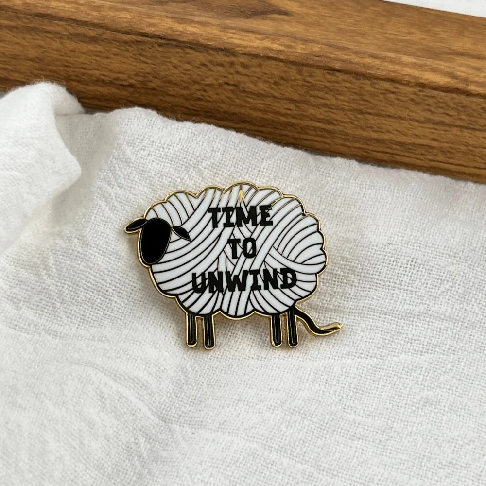 Zeit zum Entspannen Metallbrosche Niedliches Schaf Wollknäuel Emaille-Pin Strick- und Häkel-Abzeichen Kleidung Rucksack Anstecknadeln Schmuck Geschenk – Detail 7