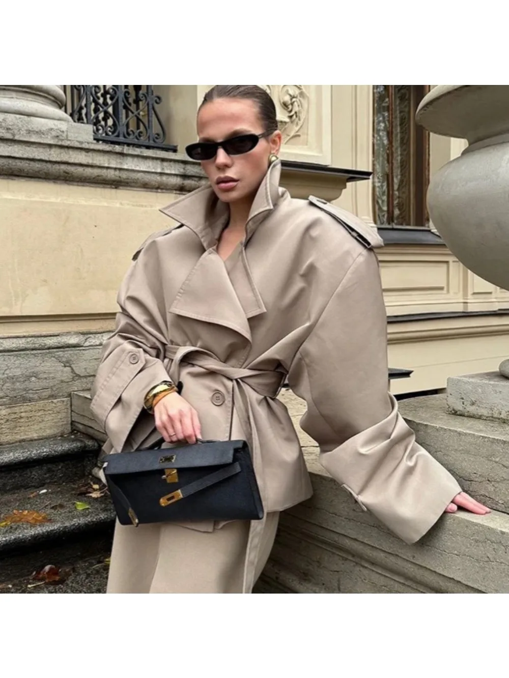 Krótka kurtka z paskiem, szerokie klapy, długie, obniżone ramiona, dwurzędowa kurtka wiatrówka, odzież wierzchnia damska