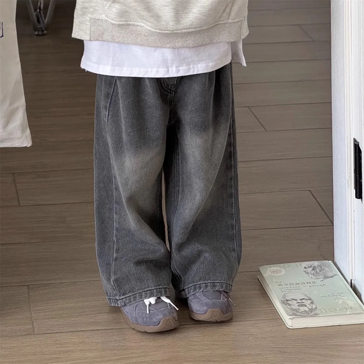 

Осенние детские джинсы для девочек, хлопковые джинсовые штаны с эластичной резинкой на талии для маленьких девочек, свободные повседневные широкие брюки в стиле ретро для маленьких девочек