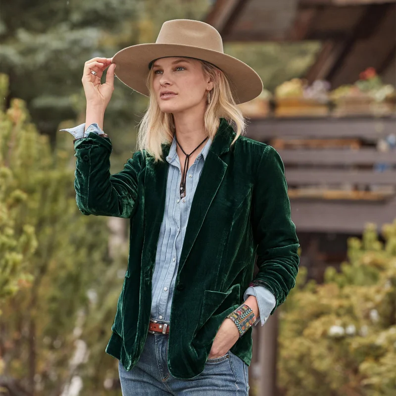 Women's Velvet Short Jacket 2024 New Style Small Western Suit Outerwear Slim Fit Long Sleeve Pure Color Chinese Production