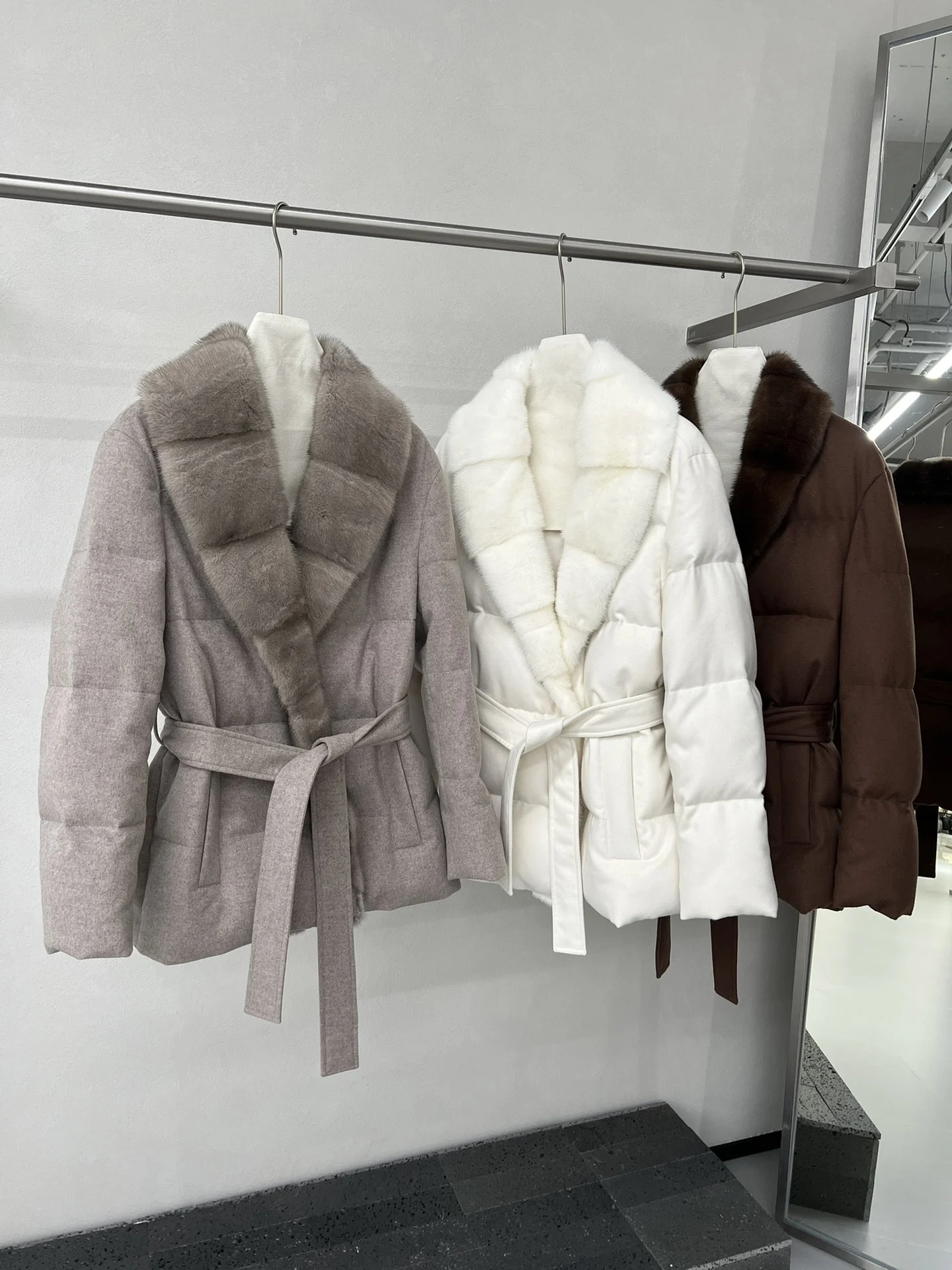 

2025 Down Jacket Women'S Winter New Thickened Coat Belt Lapel Mink Fur Collar 90 Goose Down Jacket Wool