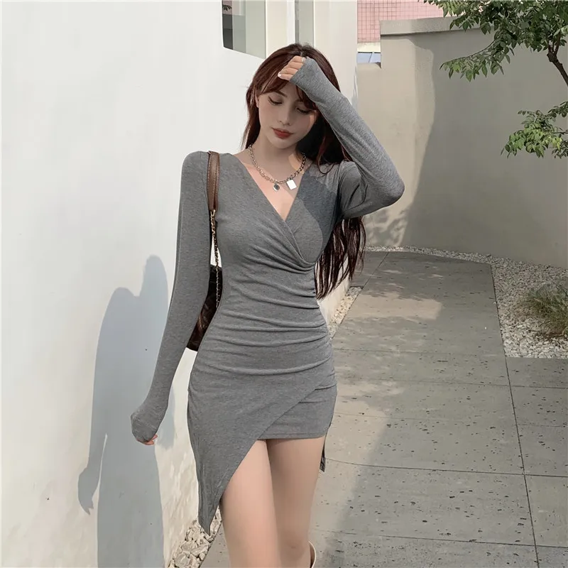 Women's Sexy Hepburn Dress Autumn/winter New Tight V-neck Pleated Flesh Covering Temperament Long Sleeved Buttocks Wrapped Dress