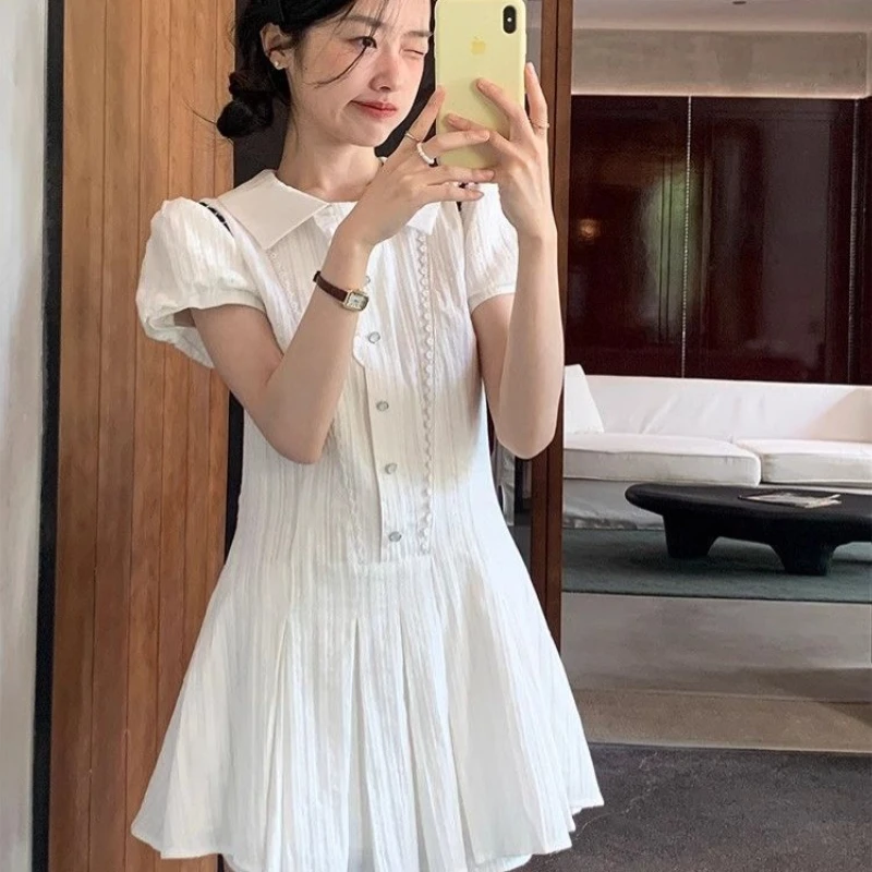 Sukienka koszulowa w stylu college, damska, letnia, podkreślająca talię, z małym designem, kołnierzykiem i bufiastymi rękawami, delikatna moda.