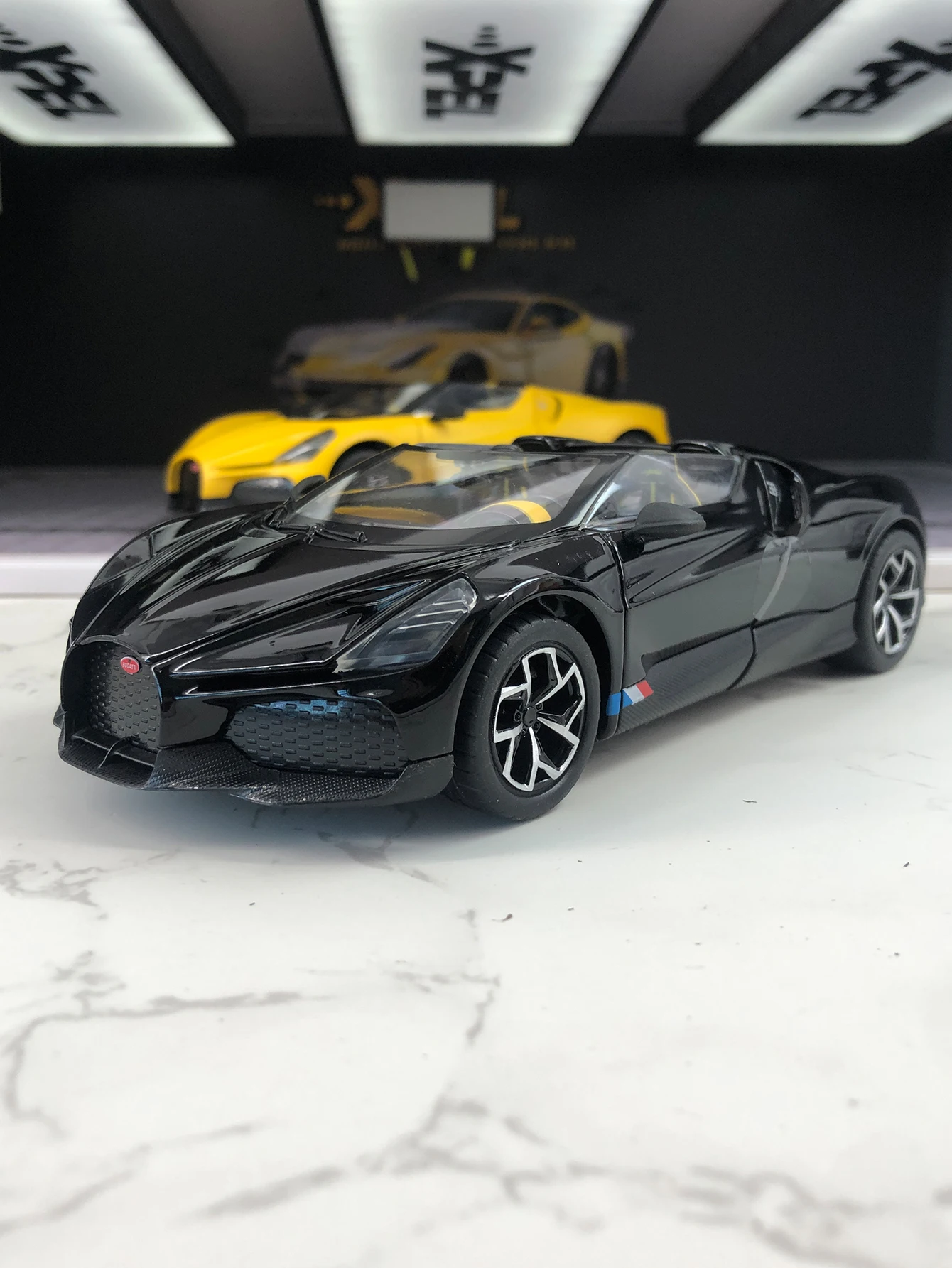 TSC 1:24 simulation zinc alloy Bugatti Mistral model car, static ornament, metal collectible gift car