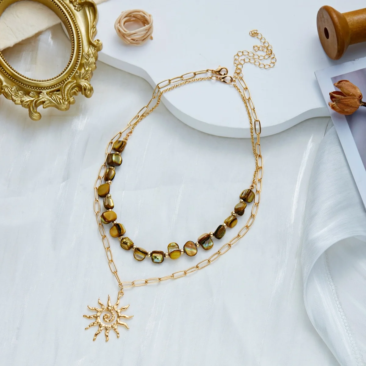 Retro-Halskette mit unregelmäßigen Muschelperlen in Maillard-Farben und Sonnenwirbel-Anhänger für Damen und Herren, doppellagige Sonnenblumen-Kette, Choker-Schmuck – Detail 15