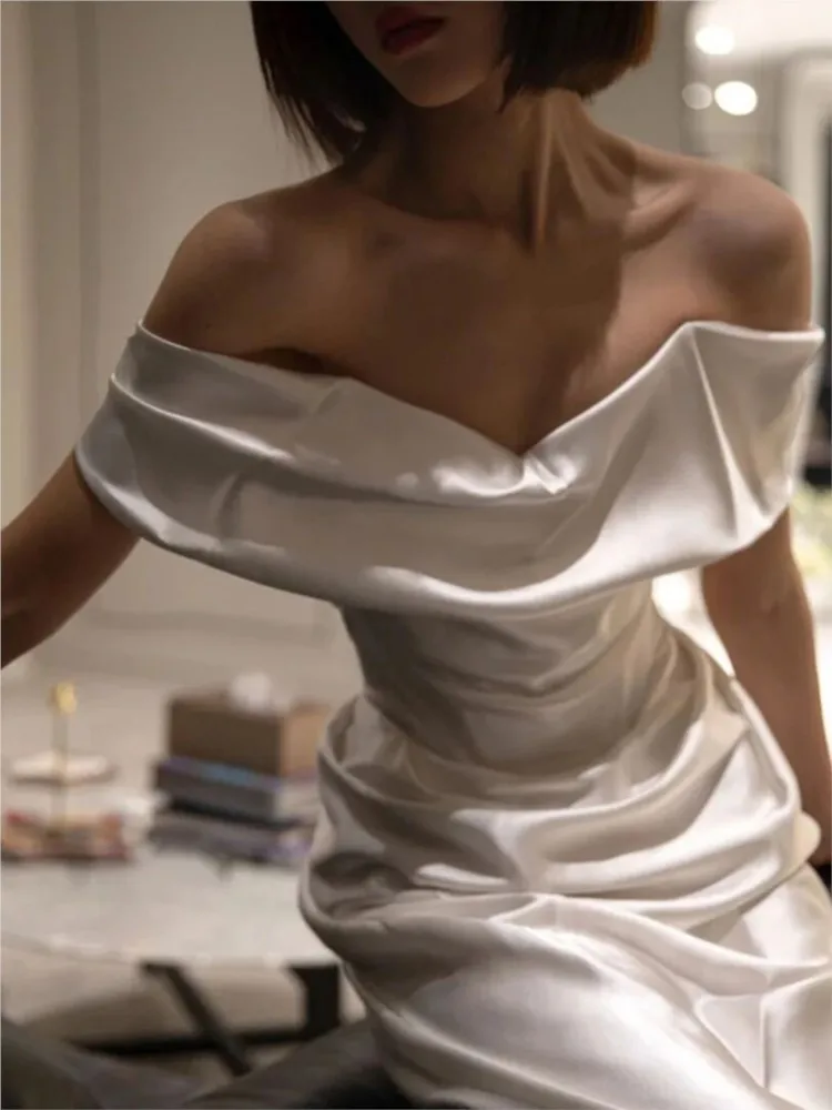 

White one-shoulder light satin welcoming veil banquet toasting dress