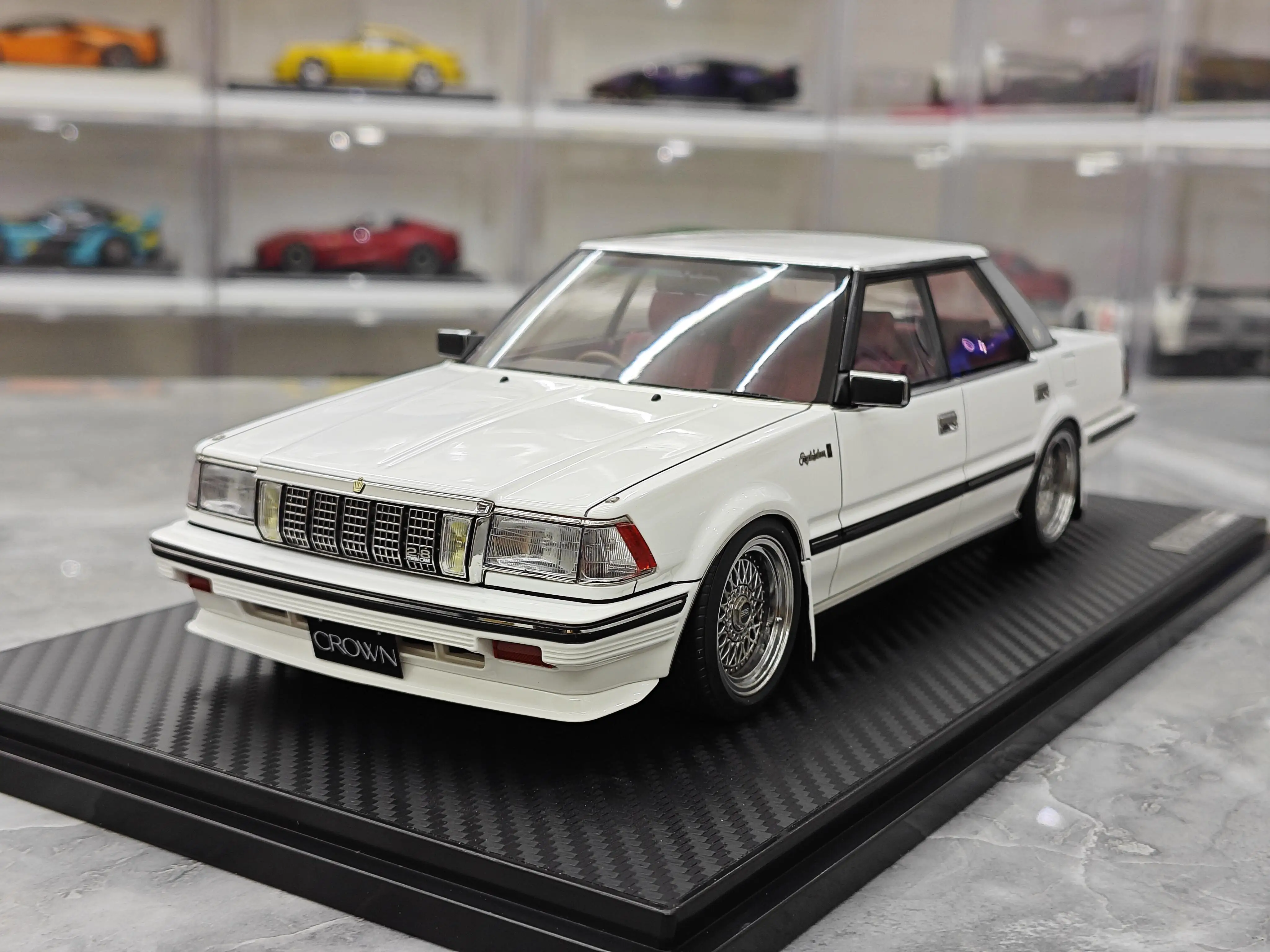 

IG 1:18 Корона 2,8 Royal Saloon JDM Моделирование Ограниченная серия Смола Металл Статическая модель автомобиля Игрушка в подарок
