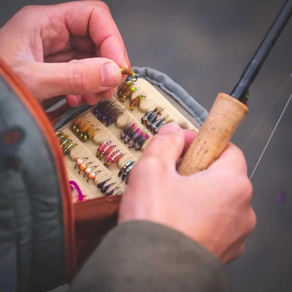 حزمة صدر Canyon Creek Fly Fishing، تصميم عمودي منخفض المستوى، فتحة شبكية مدمجة على اللوحة الخلفية، جيب خارجي سريع الوصول