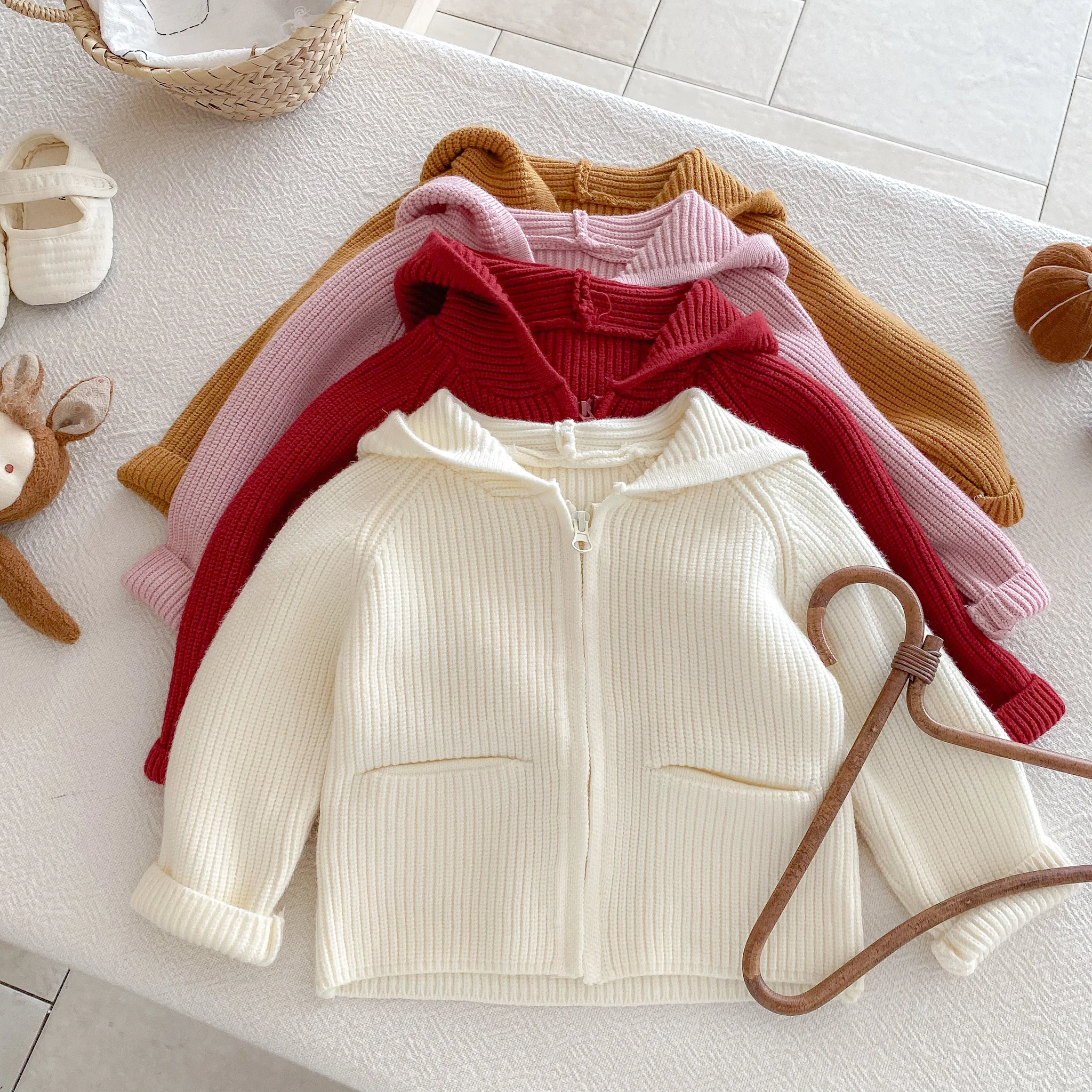 Eine einfarbige Kapuzenjacke für Mädchen ist im Herbst und Winter stilvoll, niedlich und warm. Eine lockere Strickjacke für Babys und Kleinkinder – Detail 4