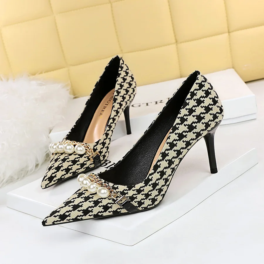 

Women Thin Heel Shallow Pointed Head Cloth Plaid Low Metal Pumps Chain Pearl Single Ladies Luxurys Medium Heel Shoes Sexy Heeled