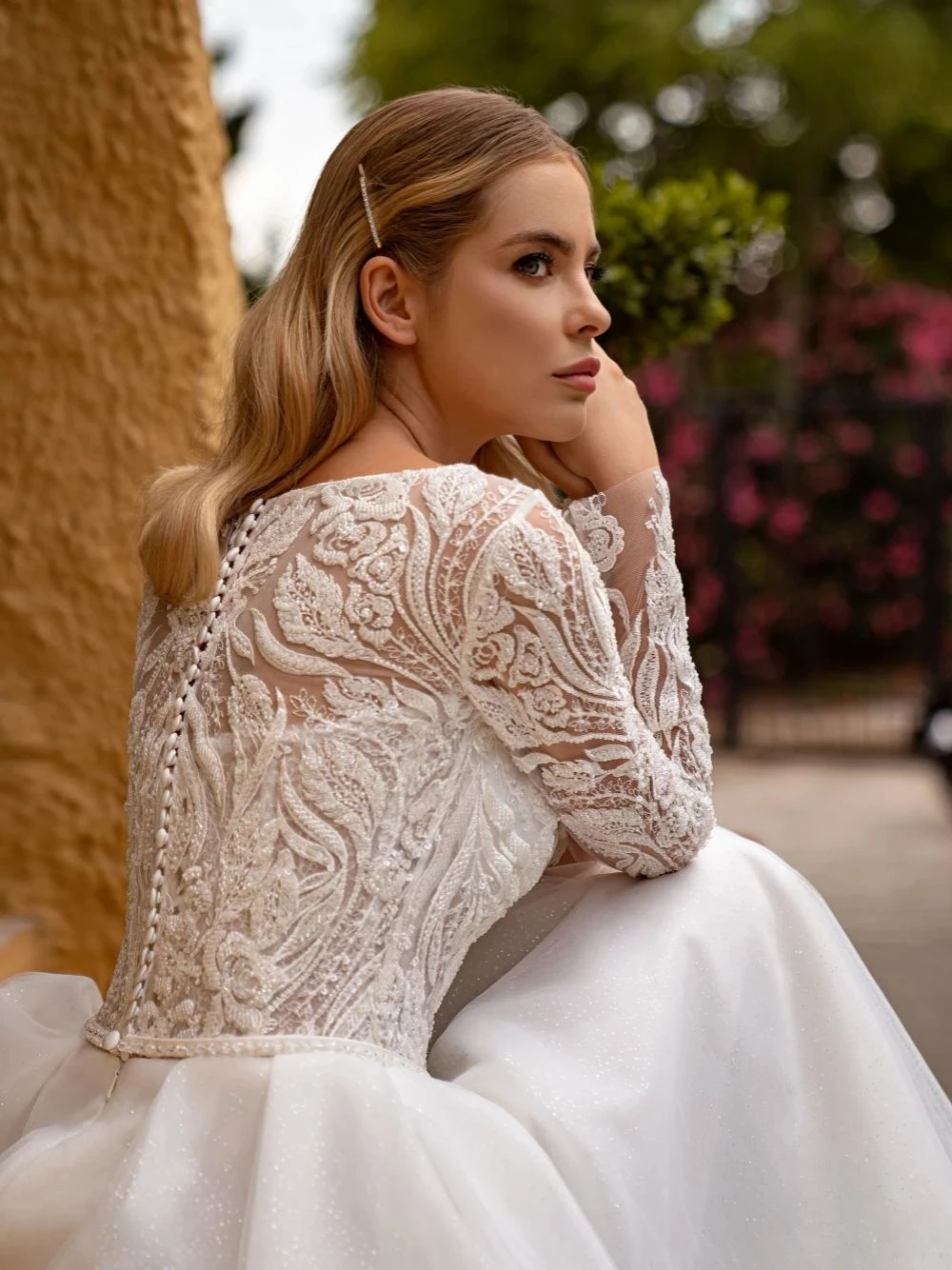 Luxury Lace Appliques Bridal Gowns Elegant A-Line Wedding Dresses Sequined Long Sleeves Button With Train Vestidos De Novia