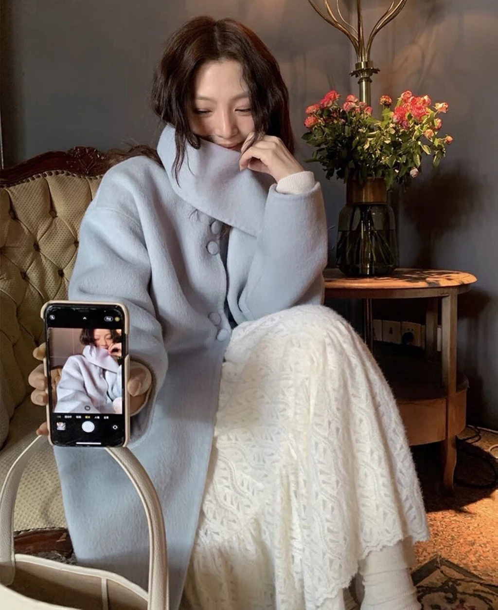 تنورة ماكسي نسائية جديدة من الدانتيل الأبيض لعام 2025 للخريف والشتاء ذات طبقات عالية الخصر على شكل حرف a تنورة طويلة أنيقة على الطراز الفرنسي جزء غير رسمي