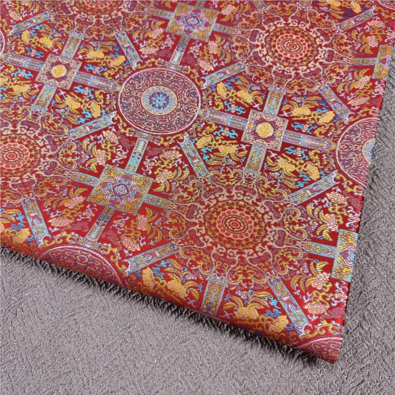 Un classico cheongsam in tessuto jacquard ad alta densità rosso in stile cinese con apertura frontale e cappotto in broccato