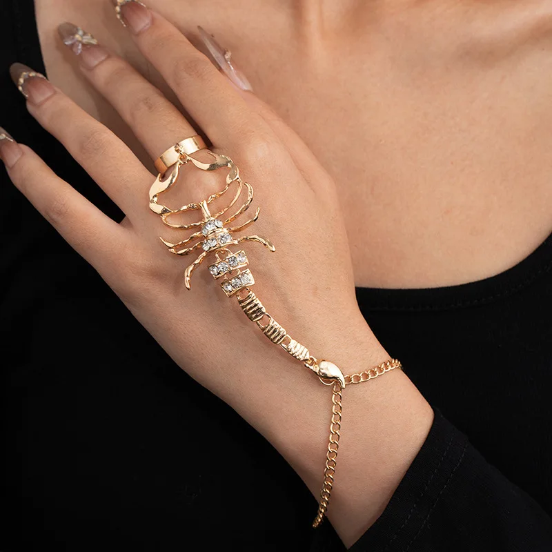 Exaggerated Vintage Punk Fashion Scorpion Bracelet for Women/Men Personality Hip-hop Rock Connect Fingers Bracelet Party Jewelry