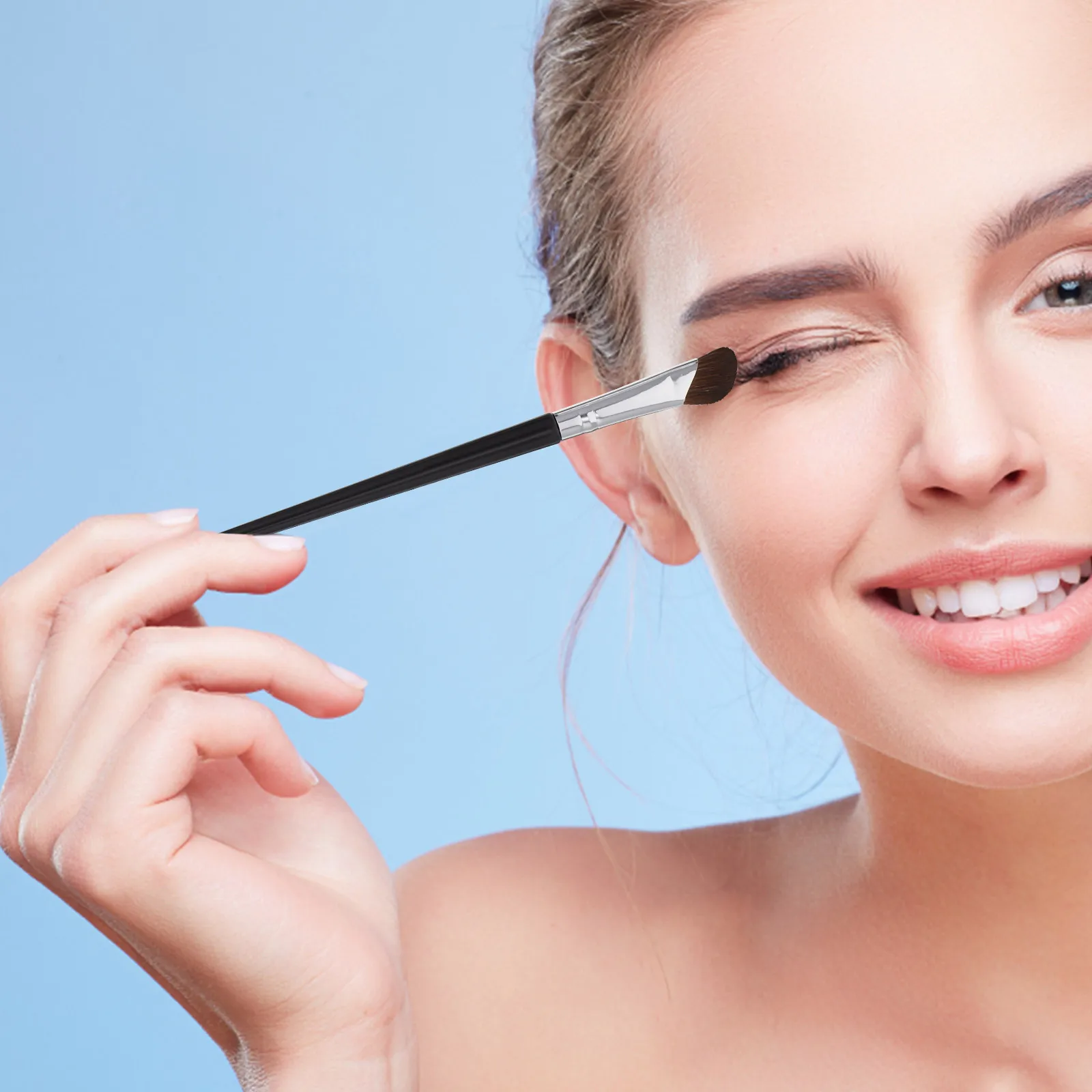 4 個の眉毛ブラシ斜めメイクブラシアイライナー眉の輪郭を定義するための細い先端のアイライナーアプリケーターツール柔らかい肌に優しいセット