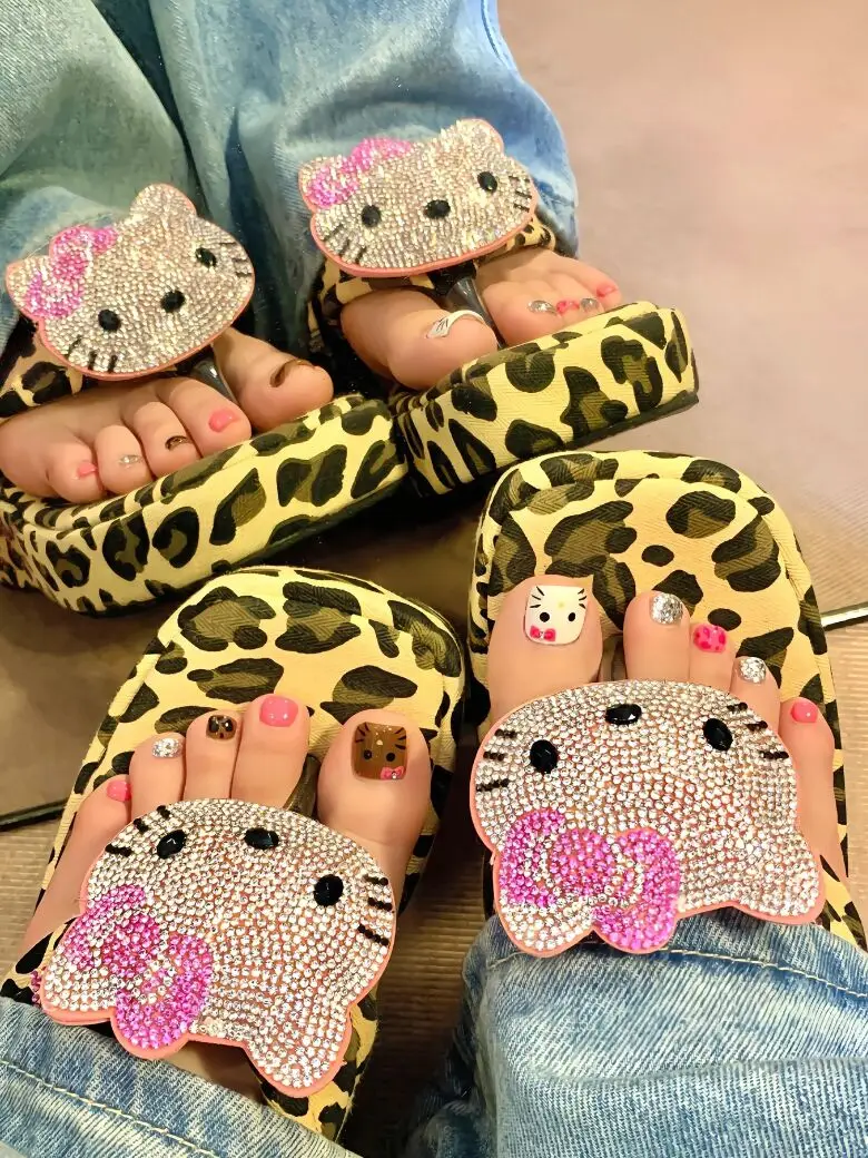 Sanrio Hello Kitty Thick-soled Flip-flops Girl High-looking Leopard Print Outer Beach Shoes Beach Flip-flops To Increase Height