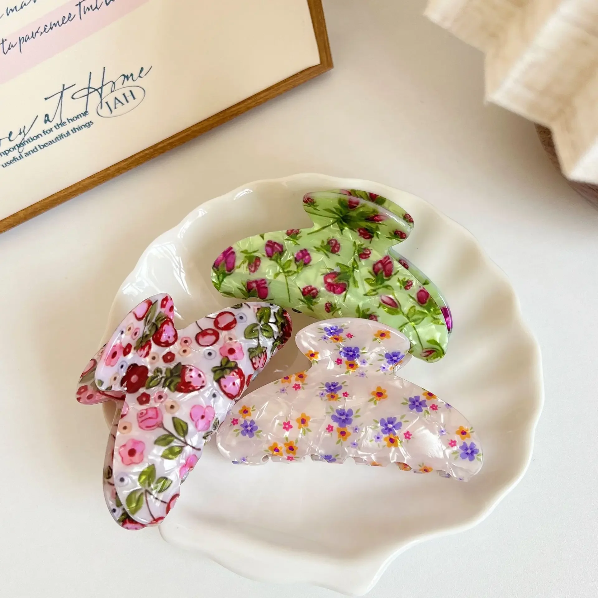 

New Colorful Floral Print Hair Claw Fresh Cool Ins Claw Clip Fashion Bright Acrylic Shark Clip Hair Accessories for Women Girls