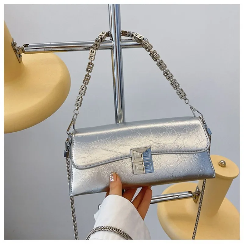 حقيبة كروس نسائية جلدية أنيقة بتصميم كلاسيكي من العلامة التجارية الفاخرة من قبل المصمم الشهير لإكسسوارات أزياء السيدات