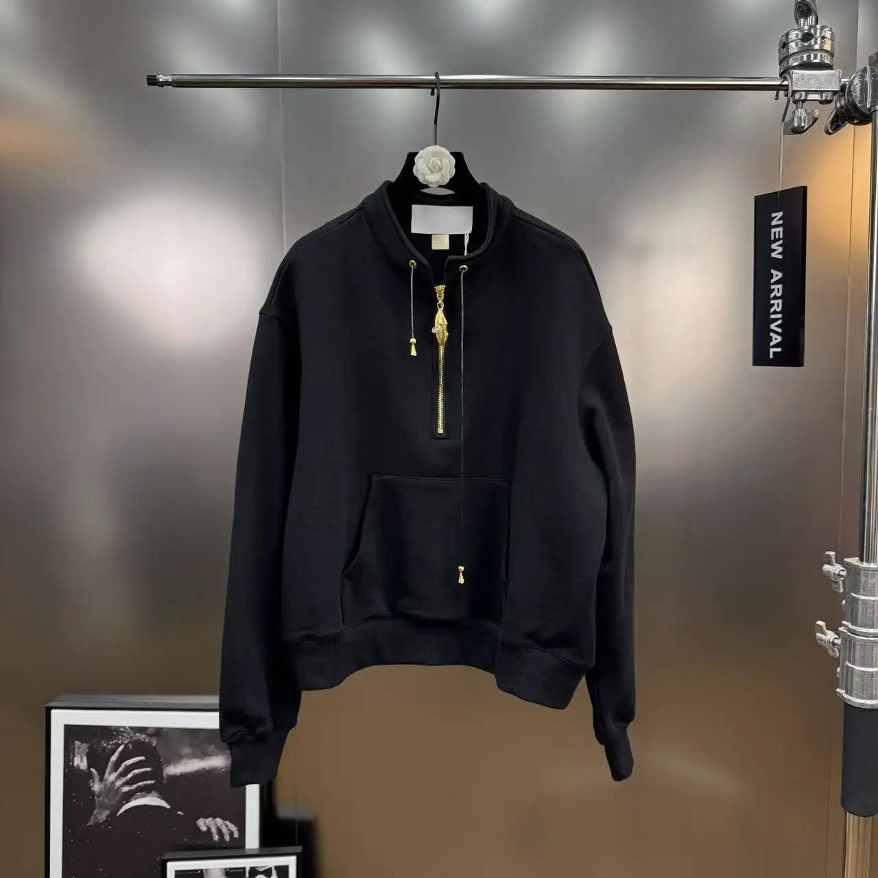 2025 Otoño Estilo francés Sudadera con capucha ajustada con botones de metal de hoja Cuello alto con media cremallera