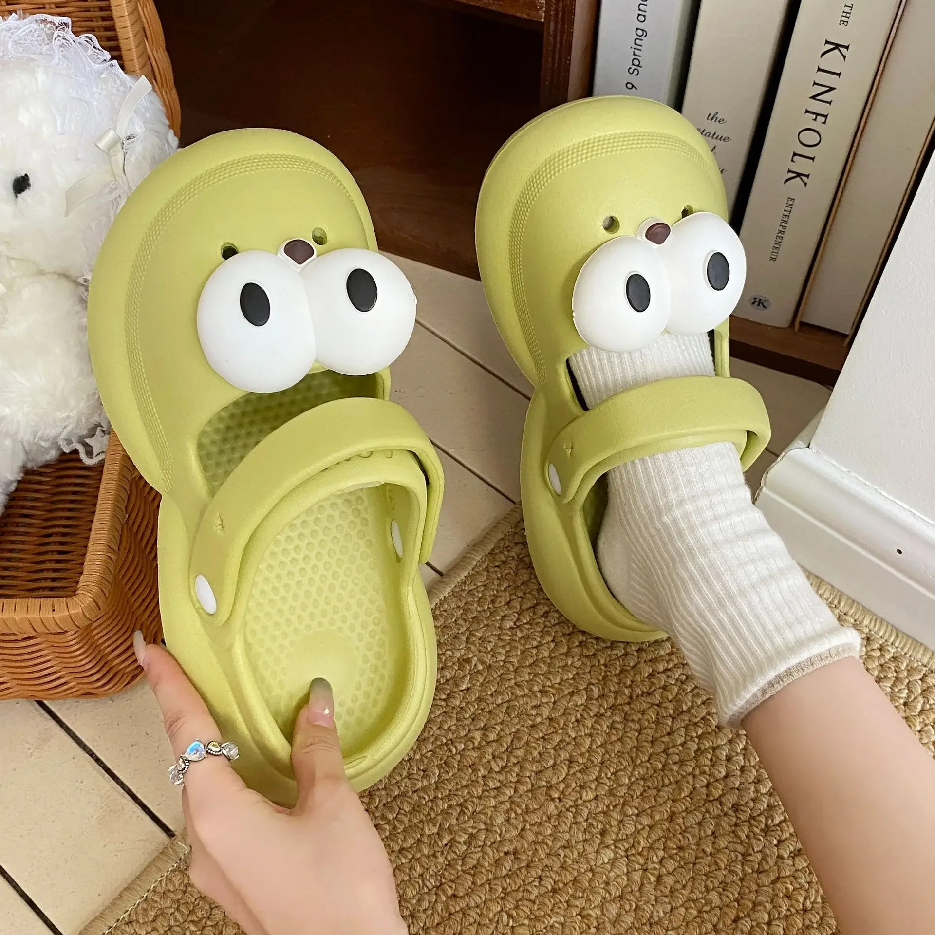 

Fashionable EVA Thick-soled Women's Slippers Cute Flower Hole Design Outsole Non-slip New Style Beach Bag Head Cute Sandals