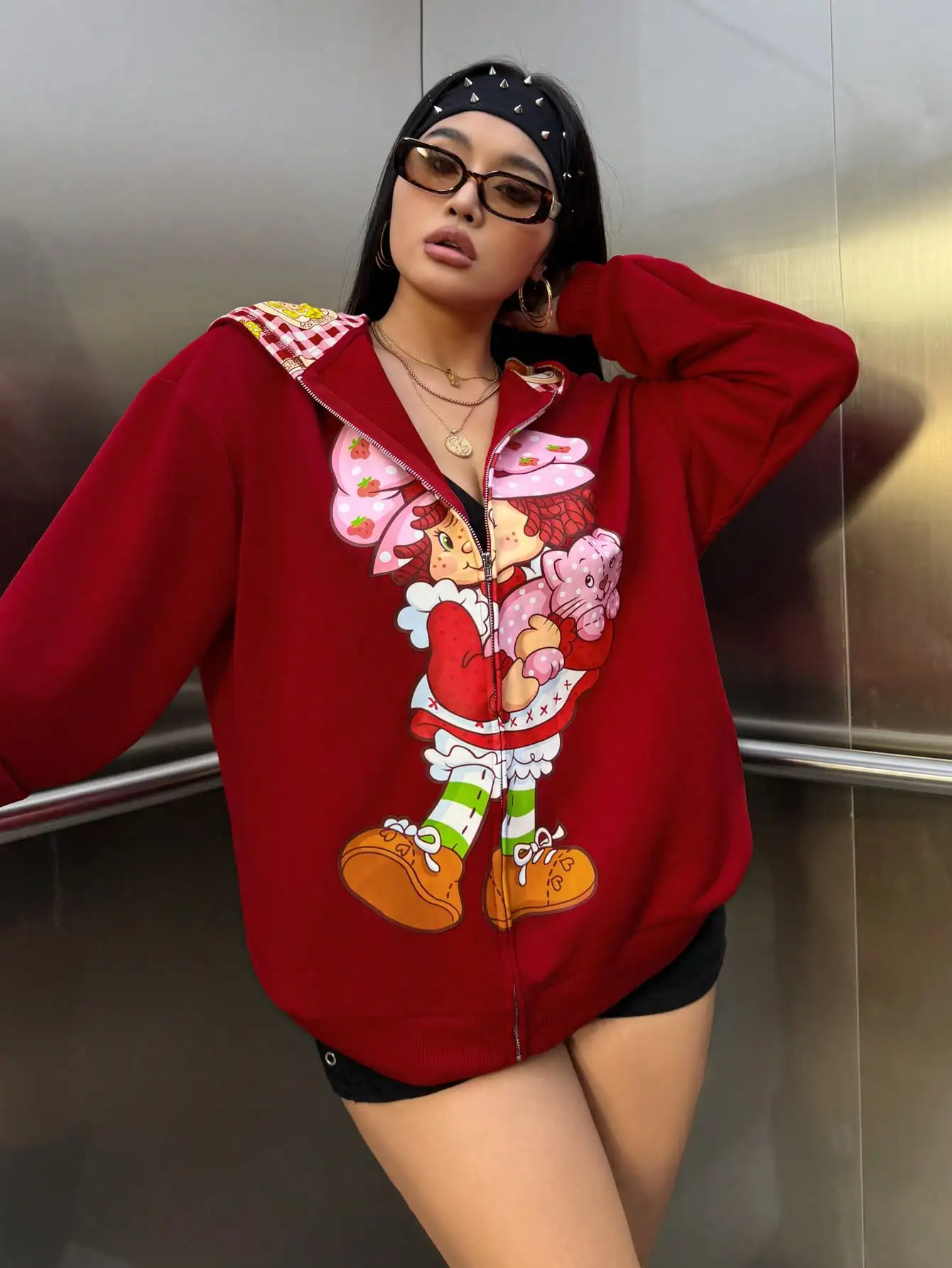 

Худи на молнии «Клубничное печенье» больших размеров, с милым мультяшным принтом, со спущенным плечом, свободного кроя для весны и осени