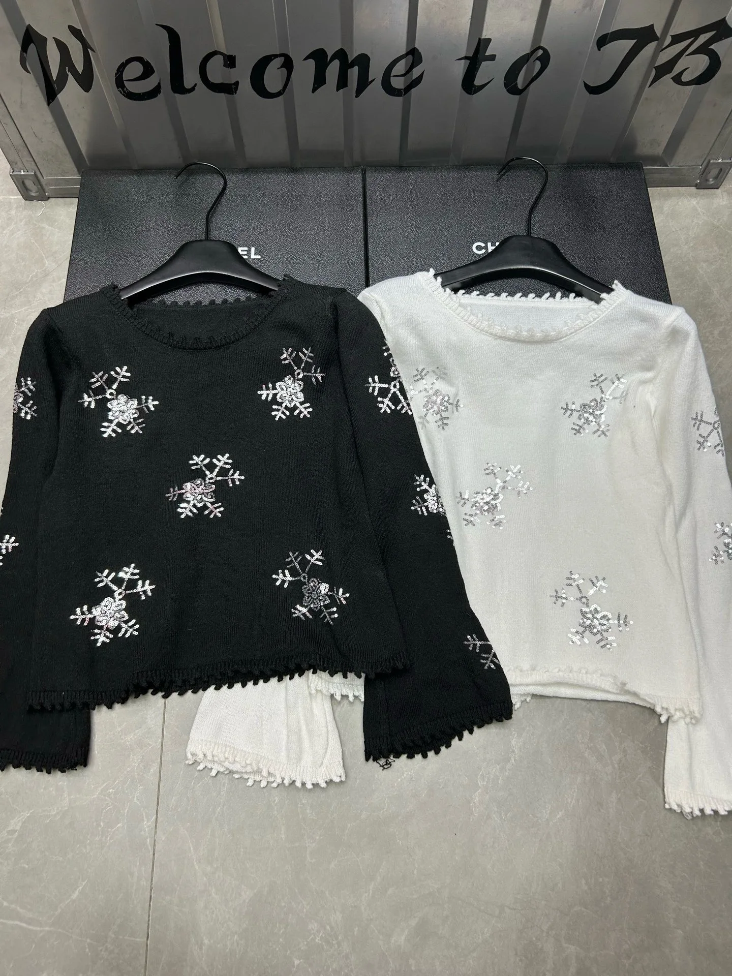 

Autumn 2025 Women's Knitted Long Sleeve Round Neck Sparkling Sequin Pullovers Fashionable Snowflake Design Loose Sweater C60