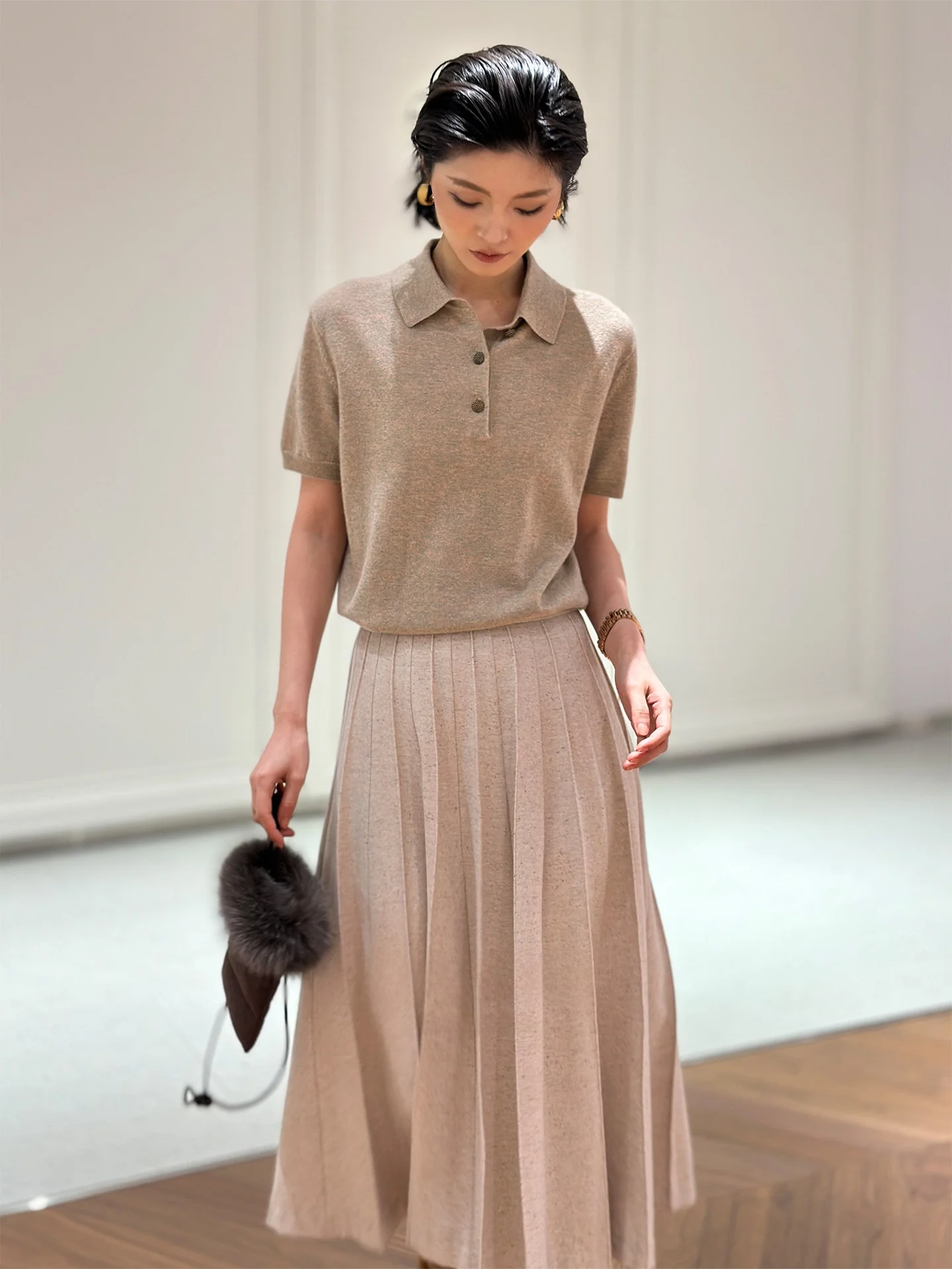 

Трикотажная ткань LP 55 микрон, цвет золотисто-синий, для создания ощущения молодости, модная и теплая, для осени и зимы.