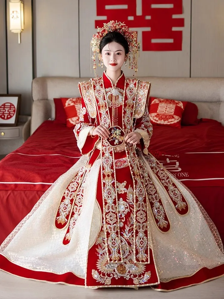 The new Chinese-style wedding bride's toasting dress and large-sized gown