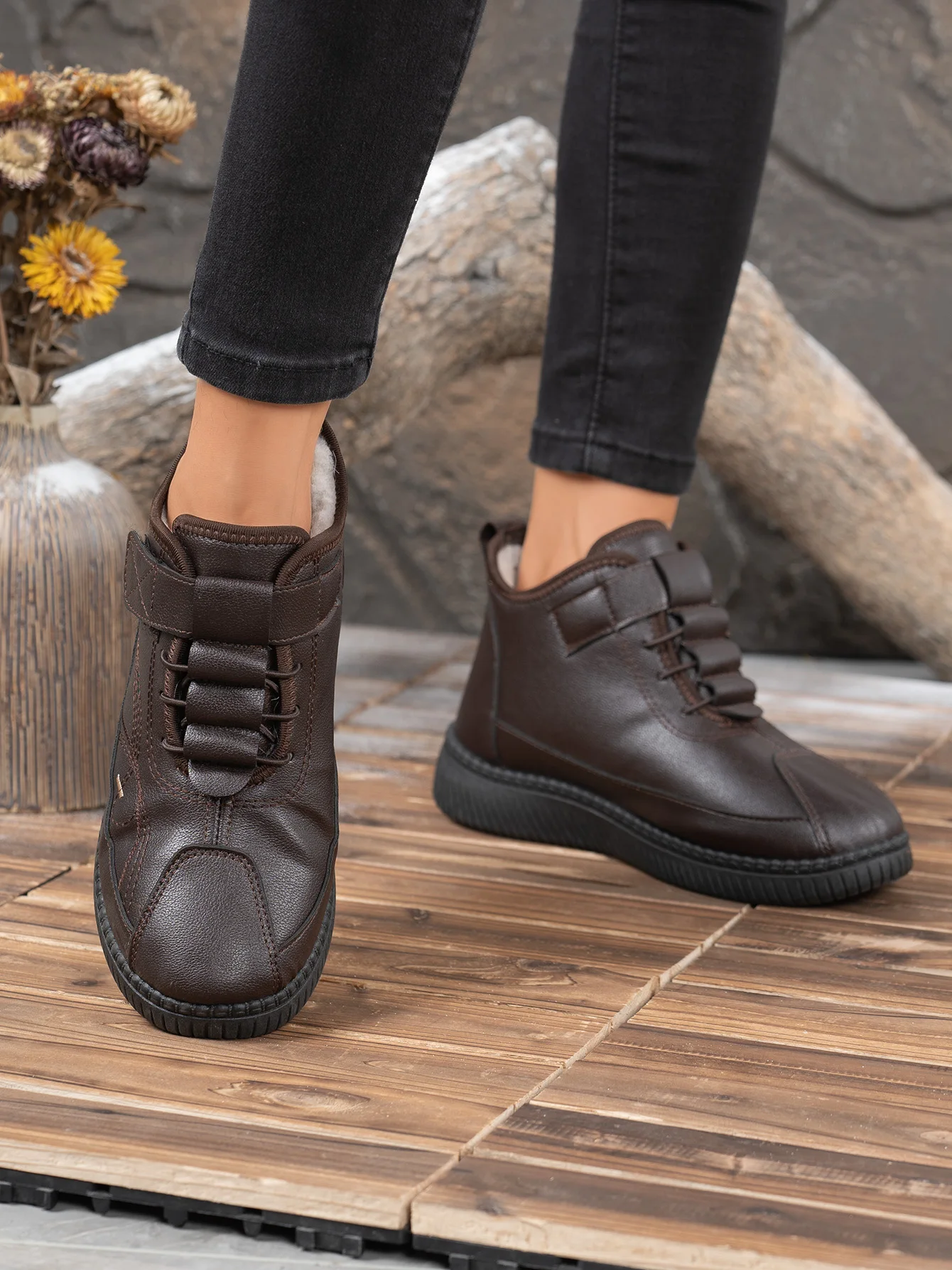 2026 Winter Damen Fleece-Gefütterte Leder-Stiefeletten Klettverschluss Stickerei Rutschfeste Weiche Gummisohle Warme Freizeitstiefel – Detail 12