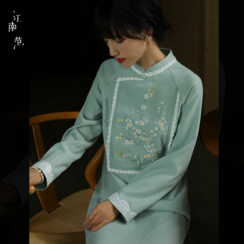 

Женское длинное платье-ципао с вышивкой в китайском стиле, с квадратным воротником, для повседневной носки, подходит для осени и зимы.