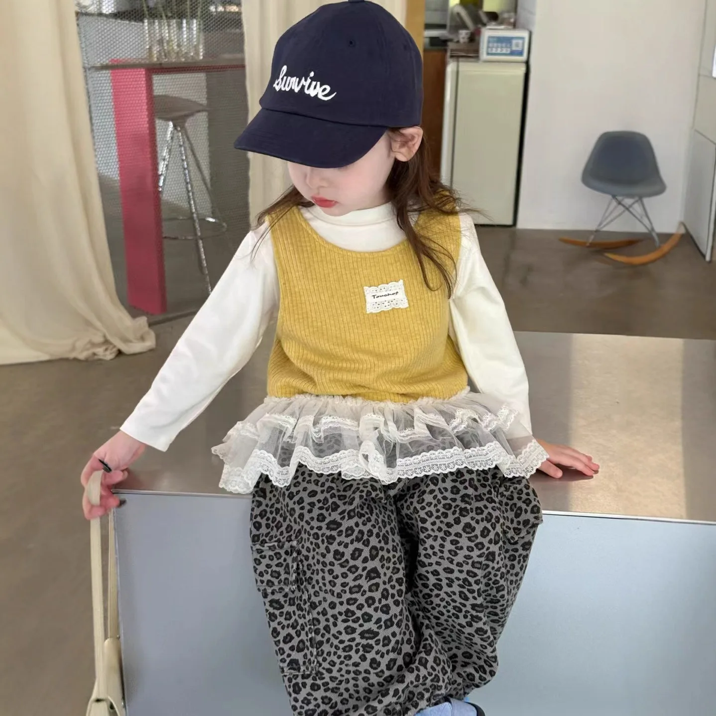 

Children's Clothing Autumn New Children's Lace Vest Long-sleeved T-shirt Leopard Print Lantern Trousers Girls Three-piece Set