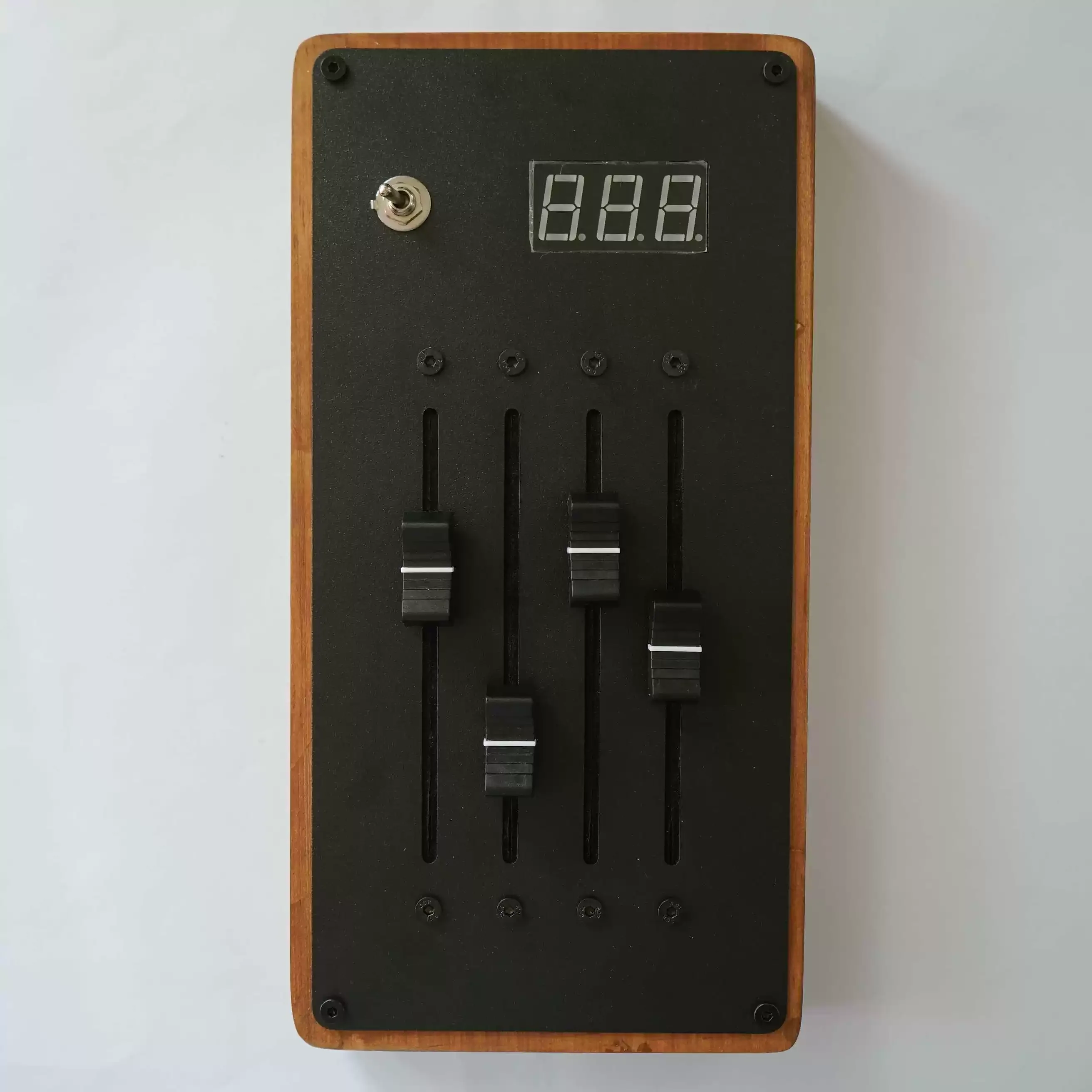 EM-4 Four tracks 12-channels MIDI controller Mixer automatically maps volume faders Mixing console unlimited page turning